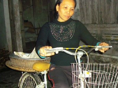 Chồng mất, bà Hoa (mẹ Giang) ngày ngày phải đạp xe đi bán bánh rán, kẹo lạc kiếm tiền nuôi con.